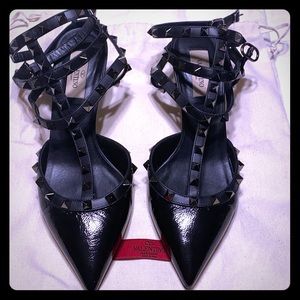 Valentino rock-studded pump 🖤